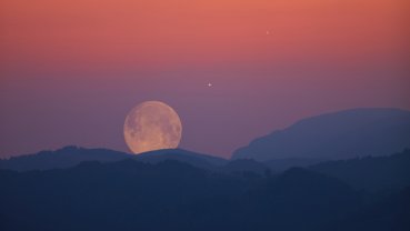 Berbecul, prins în dansul lui Saturn și Neptun în horoscopul anului 2025