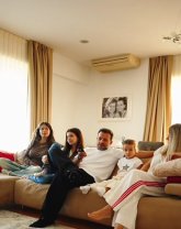 Mihai Morar are un apartament cu patru camere, iar locul în care se strâng toți membrii familiei pentru relaxare este canapeaua din living