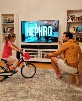 Mihai Morar are un apartament cu patru camere, iar în living are un televizor mare