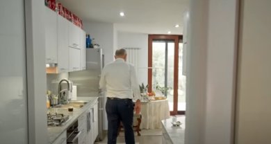 Mircea Geoană locuiește într-un apartament cu grădină și are o bucătărie mare și luminoasă