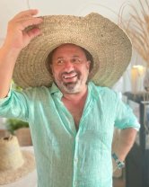 Chef Scărlătescu a crescut singur, fără părinți, iar acum apare constant la televizor