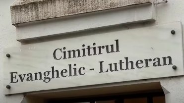 Adriana Bahmuțeanu a mers cu colivă la mormântul lui Silviu Prigoană, după ce a aflat că a fost înmormântat în secret, în Cimitirul Evanghelic Lutheran