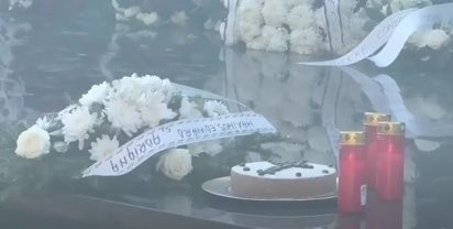 Adriana Bahmuțeanu a mers cu colivă la mormântul lui Silviu Prigoană, după ce a aflat că a fost înmormântat în secret și i-a pus o coroană de flori