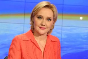 Cum arăta Elena Lasconi la începutul carierei în televiziune, mai întâi a lucrat la un post de radio din Hațeg
