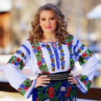 Cum au sărbătorit vedetele 1 decembrie, Mirela Vaida a îmbrăcat cu mândrie portul popular
