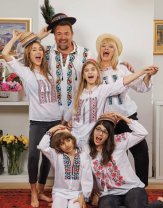 Cum au sărbătorit vedetele 1 decembrie, Horia Brenciu și-a îmbrăcat toată familia în straie naționale