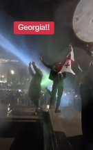 Cine este femeia care a devenit scut uman, cu drapelul Georgiei în brațe, în fața tunurilor cu apă din timpul protestelor de după alegeri
