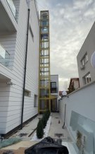 Cum arată fosta casă a lui Florin Salam, transformată în hotel de lux, are lift exterior din sticlă