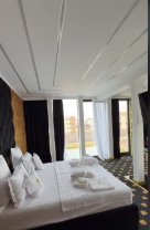 Cum arată fosta casă a lui Florin Salam, transformată în hotel de lux, dormitoarele sunt pregătite pentru primii clienți