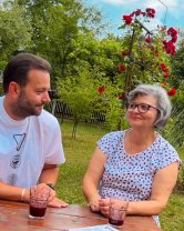Mihai Morar nu a uitat de unde a plecat! Le-a cumpărat părinților lui o mașină