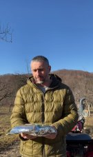 Fiul Danei Nălbaru și al lui Dragoș Bucur nu a mers o zi la școală, deși are 9 ani. Cum îl implică tatăl lui în treburile gospodărești, de când s-au mutat la țară. Prezentatorul a stropit pomii cu băiatul lui