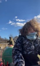 Fiul Danei Nălbaru și al lui Dragoș Bucur nu a mers o zi la școală, deși are 9 ani. Cum îl implică tatăl lui în treburile gospodărești, de când s-au mutat la țară. Kadri conduce tractorul familiei la 9 ani