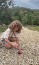 Fiul Danei Nălbaru și al lui Dragoș Bucur nu a mers o zi la școală, deși are 9 ani. Cum îl implică tatăl lui în treburile gospodărești, de când s-au mutat la țară. Copiii familiei se joacă în natură
