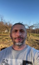 Fiul Danei Nălbaru și al lui Dragoș Bucur nu a mers o zi la școală, deși are 9 ani. Cum îl implică tatăl lui în treburile gospodărești, de când s-au mutat la țară. Familia cultivă fructe și legume pentru consumul propriu