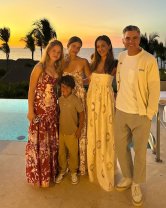 Jessica Alba și soțul ei, Cash Warren, divorțează după o căsnicie de 16 ani, au fost surprinși fără verighete