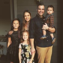 Jessica Alba și soțul ei, Cash Warren, divorțează după o căsnicie de 16 ani, păreau o familie fericită