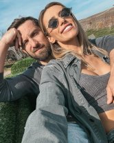 Gabriela Prisăcariu a făcut anunțul despre căsnicia cu Dani Oțil. Fiul lor, Tiago, rămâne cu bunicii cât timp părinții lui fac escapade romantice