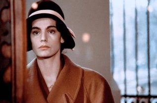 Maia Morgenstern a fost jignită în Teatrul Evreiesc de Stat, unde era manager din 2012
