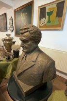 Cum arată casa lui Serghei Mizil din Snagov. Este estimată la un milion de euro și are vedere la lac. Are o statuie a tatălui său în living