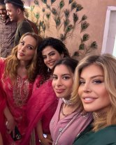 Loredana, vacanță exotică în India alături de fiica ei și Iulia Vântur. Oamenii au criticat-o din nou că și-a modificat exagerat pozele. În 2024 au fost găzduite de Salman Khan și Iulia Vântur
