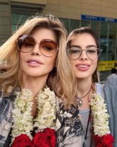 Loredana, vacanță exotică în India alături de fiica ei și Iulia Vântur. Oamenii au criticat-o din nou că și-a modificat exagerat pozele. S-au pozat în costumații specifice țării vizitate