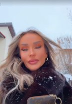 Diana Munteanu a încins rețelele sociale în plină iarnă. Ce imagini a postat în costum de baie, în zăpadă. Are un fiu de 15 ani