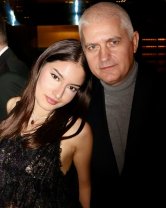 Este copil de vedetă, dar nu se sperie de munca de jos. Fiica lui Virgil Ianțu, studentă în Spania, este cameristă la hotel. Are o relație apropiată cu părinții