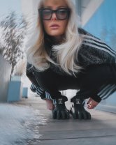 Delia nu se uită la bani! Ce sumă impresionantă a plătit pentru ultimele ei încălțări extravagante, care au atras deja multe comentarii, în formă de labă de animal
