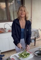 A fost campioană mondială, dar nu a uitat de unde a plecat. Nadia Comăneci a sărbătorit 8 martie modest, cu mătura în mână, alături de mama ei. Și-a început primăvara în România