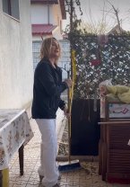 A fost campioană mondială, dar nu a uitat de unde a plecat. Nadia Comăneci a sărbătorit 8 martie modest, cu mătura în mână, alături de mama ei. Nu și-a pierdut modestia