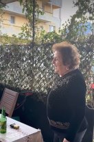 A fost campioană mondială, dar nu a uitat de unde a plecat. Nadia Comăneci a sărbătorit 8 martie modest, cu mătura în mână, alături de mama ei. Femeia a primit complimente de la urmăritori