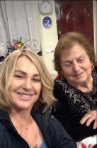 A fost campioană mondială, dar nu a uitat de unde a plecat. Nadia Comăneci a sărbătorit 8 martie modest, cu mătura în mână, alături de mama ei, pe care a vizitat-o de 8 martie