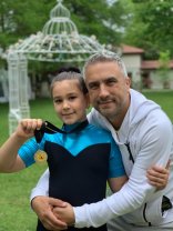 Încă un divorț secret care șochează scena mondenă. Zoli Toth a divorțat în urmă cu trei ani. Participă alături de fosta parteneră la momentele importante din viața copiilor