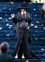 Rihanna este însărcinată pentru a treia oară. Și-a afișat burtica de gravidă pe covorul roșu de la Met Gala 2025. Și-a luat fanii prin surprindere