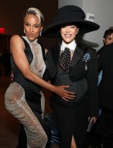 Rihanna este însărcinată pentru a treia oară. Și-a afișat burtica de gravidă pe covorul roșu de la Met Gala 2025. Fanii se bucură pentru ea