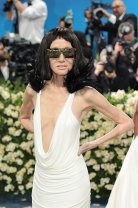 Apariția șocantă de la Met Gala 2025. Vera Wang a întors toate privirile pe covorul roșu, la 76 de ani. A purtat un decolteu extrem de adânc