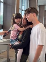De ce nu au fost prezenți copiii lui Dinu Maxer la nuntă. A avut o petrecere de lux, cu peste 200 de invitați. Cei mici au așteptat-o pe mama lor la aeroport