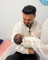 Primele imagini cu băiețelul lui Jador. A fost copleșit de emoție când l-a ținut în brațe. A devenit tată la 30 de ani