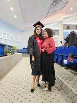 Monica Bîrlădeanu a absolvit facultatea la 46 de ani. A fost din nou studentă, la 23 de ani de la prima diplomă primită. Mama i-a fost alături în ziua absolvirii