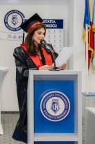 Monica Bîrlădeanu a absolvit facultatea la 46 de ani. A fost din nou studentă, la 23 de ani de la prima diplomă primită. A studiat Psihologia la Universitatea Titu Maiorescu