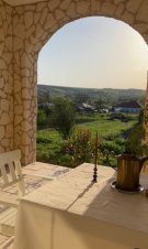 Adela Popescu și Radu Vâlcan au adus Toscana la Șușani. Cum arată casa lor de vacanță de la țară, unde locuiesc părinții actriței