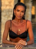 Diana Munteanu, criticată pe internet pentru că ar fi prea slabă. Cum s-a fotografiat la mare, în costum de baie, la 46 de ani. A dezvăluit secretul bronzului ei de invidiat