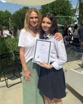 Emoții uriașe pentru Mihai Morar. Roua a terminat grădinița și gemenele au încheiat clasa a X-a cu media 10. Mama lor a fost alături de ele în ziua absolvirii