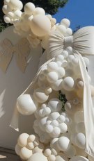 Laura Cosoi și-a aniversat fetițele într-un cadru de poveste. Rita, Vera, Lara și Aida sunt născute vara și părinții le serbează împreună. Decorul de la petrecere a fost cu multe baloane