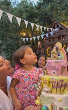 Laura Cosoi și-a aniversat fetițele într-un cadru de poveste. Rita, Vera, Lara și Aida sunt născute vara și părinții le serbează împreună. Lara a împlinit 3 ani