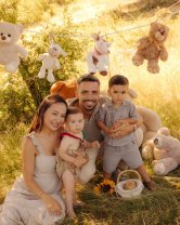 Mezinul Vlăduței Lupău a împlinit un an. Imagini de colecție de la petrecerea desprinsă din povești. Cântăreața, soțul și copiii au fost protagoniștii unei ședințe foto de colecție