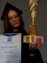 Irina Fodor, cea mai mândră soră! Teodora, sora ei mai mică, a absolvit facultatea șefă de promoție. Este cu 11 ani mai mică decât ea