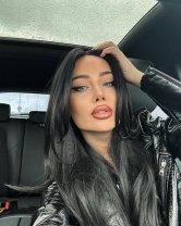 um arăta Oana Monea de la Insula Iubirii 2025 înainte de operațiile estetice. "Ispita supremă" i-a atacat dur pe Speak și Florin Ristei după ce au afirmat că și-a făcut intervenții la față. A fost și brunetă într-o perioadă a vieții sale