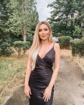 um arăta Oana Monea de la Insula Iubirii 2025 înainte de operațiile estetice. "Ispita supremă" i-a atacat dur pe Speak și Florin Ristei după ce au afirmat că și-a făcut intervenții la față. Și-a schimbat forma sprâncenelor de mai multe ori