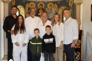 Corina, nora lui Adrian Năstase, este însărcinată. Vestea a venit chiar în ziua în care fostul prim-ministru și soția au împlinit 40 de ani de căsnicie. Politicianul a dat vestea cea mare